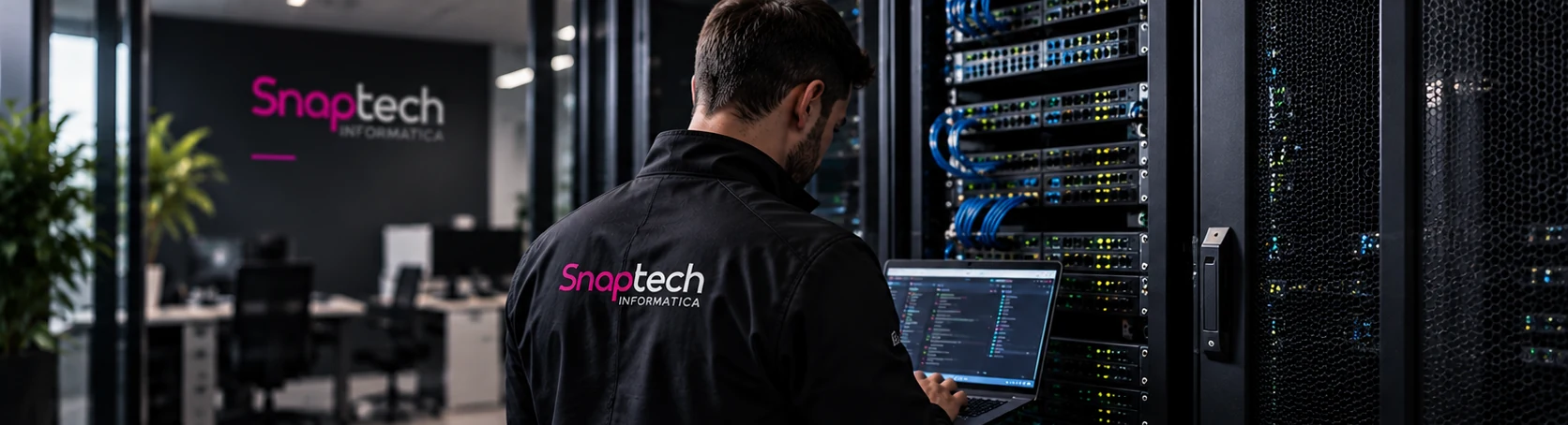 Tecnico Snaptech al lavoro su infrastruttura server e networking